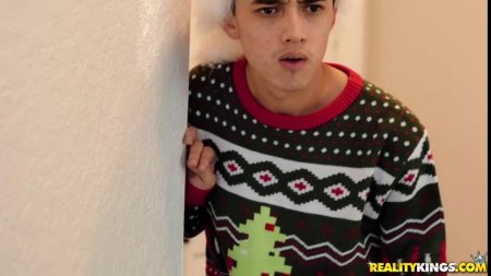 Похотливая мамаша устроила секс втроем с приемными детьми