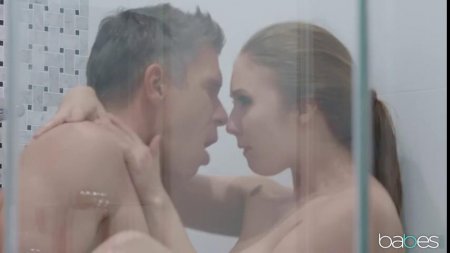 Грудастая телка заманила мужика в душ для жаркого секса