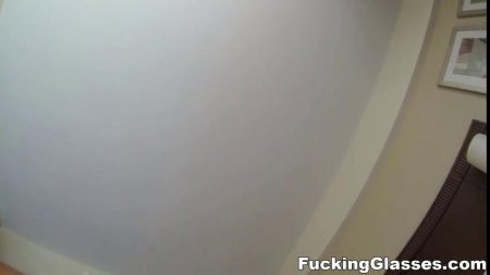 Красотка сосет и трахается, не зная, что ее снимает скрытая камера